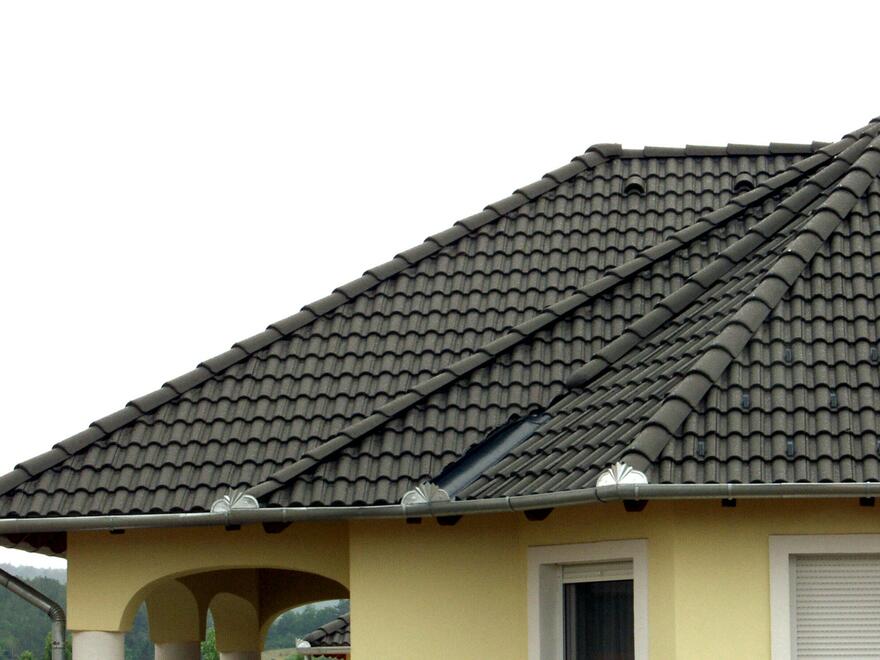 Tmavá střecha bungalov | Střešní taška Danubia