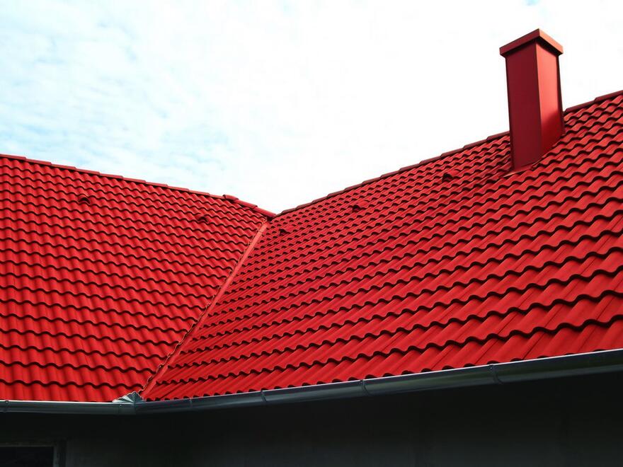 Šikmá střecha s vnitřním rohem v červené barvě řady Synus | Střešní taška Synus