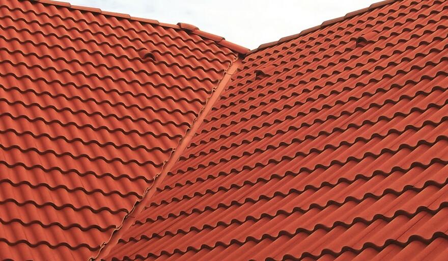 Detail červené střechy řady Synus | Střešní taška Synus
